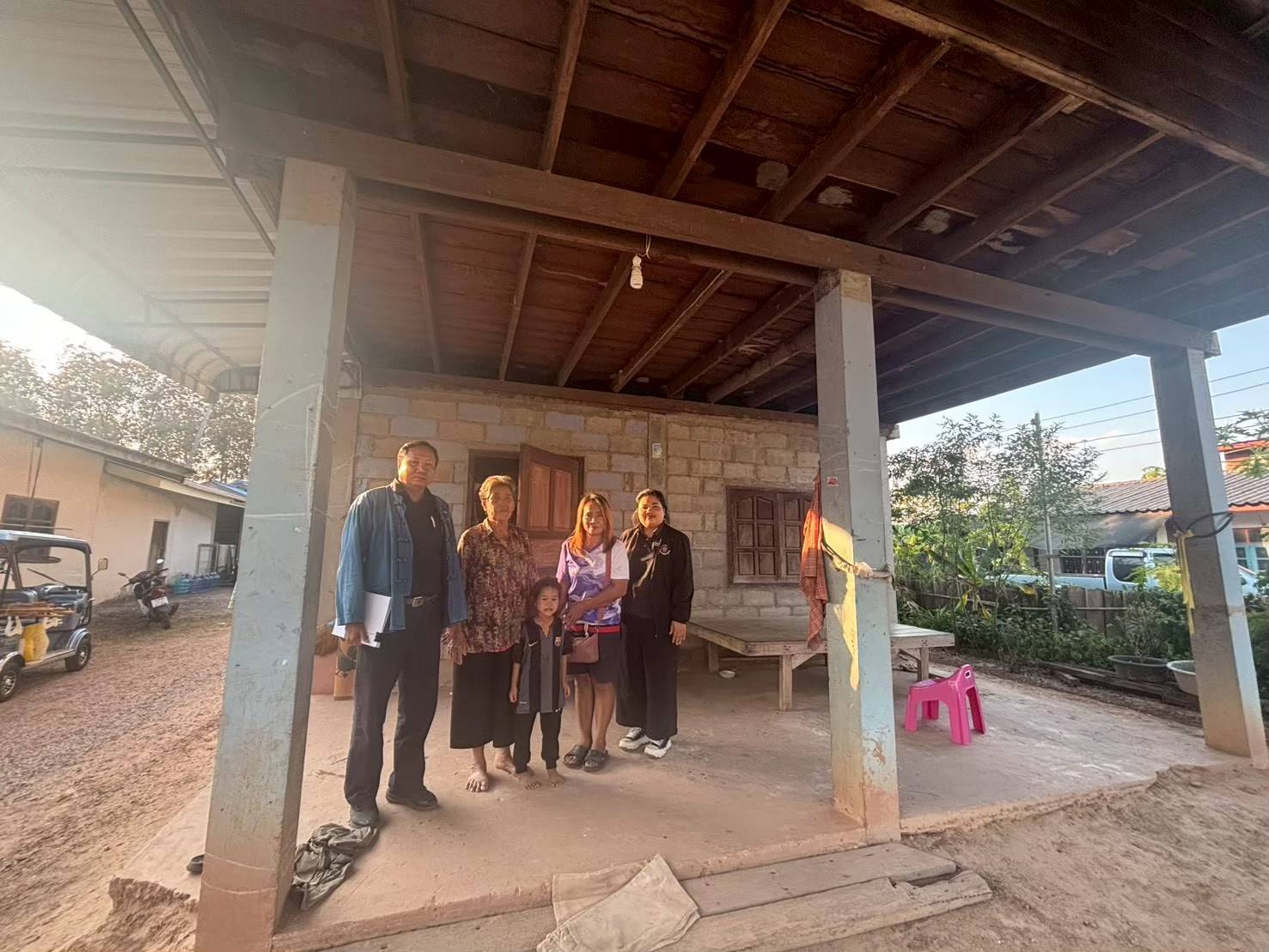 สพอ.เมืองบึงกาฬ: ลงพื้นที่เยี่ยมผู้ตกเกณฑ์ จปฐ. เพื่อรวบรวมข้อมูลหาแนวทางช่วยเหลือ