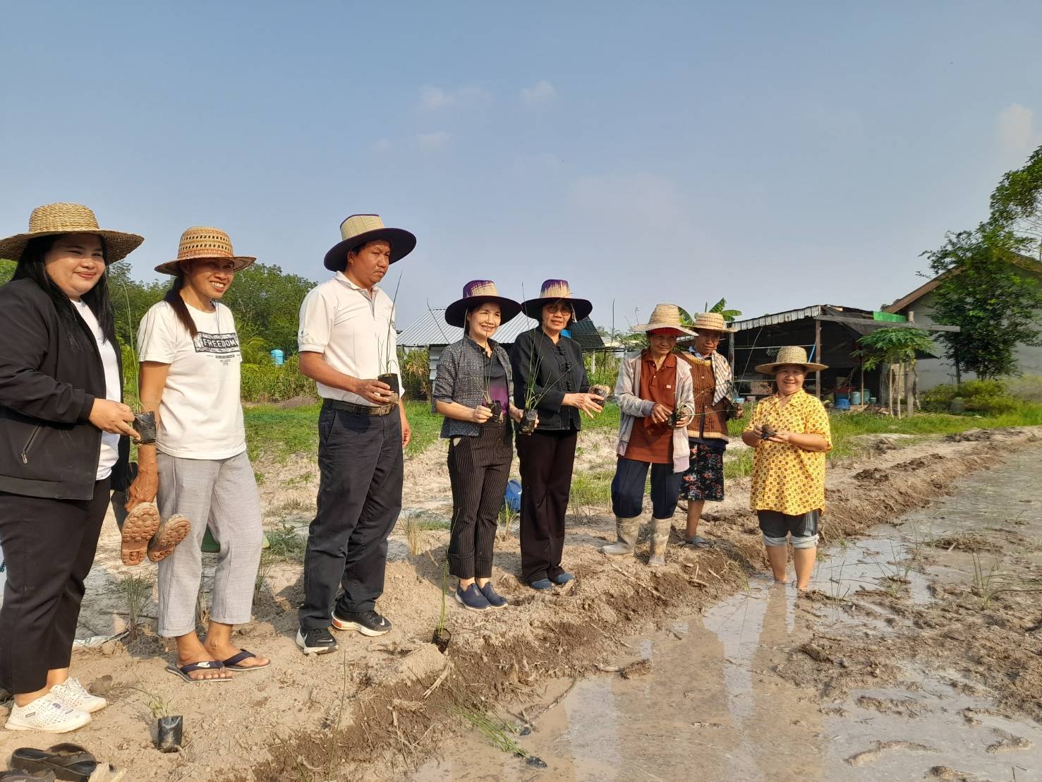 ✨สพอ.เมืองบึงกาฬ :เดินหน้าหนุนกลุ่มทอเสื่อกก มอบทุน–ปลูก–ต่อยอด OTOP สร้างรายได้ชุมชน