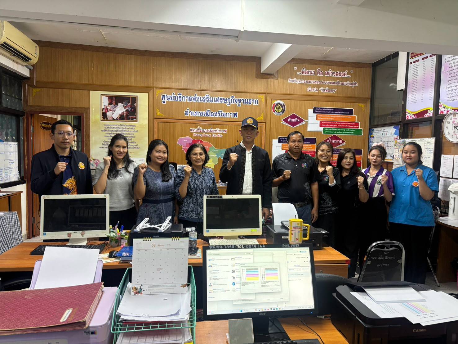 👨‍💼 นายอำเภอเมืองบึงกาฬเยี่ยมสำนักงานพัฒนาชุมชนอำเภอเมืองบึงกาฬ ติดตามผลการดำเนินงาน พร้อมชื่นชมความสำเร็จ “หนองเลิง Go Green” 🌱🏆